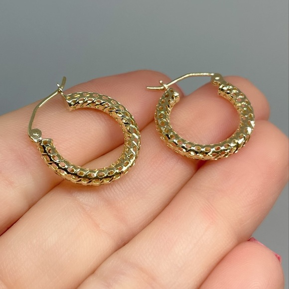 14k Polished Mesh Hoop Earrings , Size 13 x 3 millimeters - Picture 3 of 7